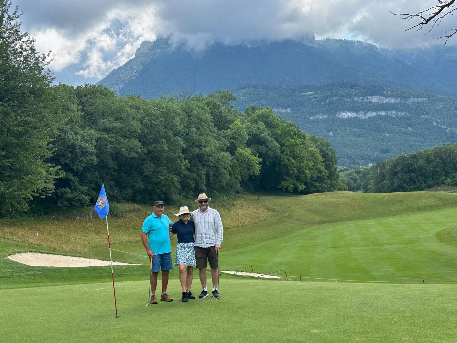 Original photo of golfers putting at Golf du Lac d'Annecy