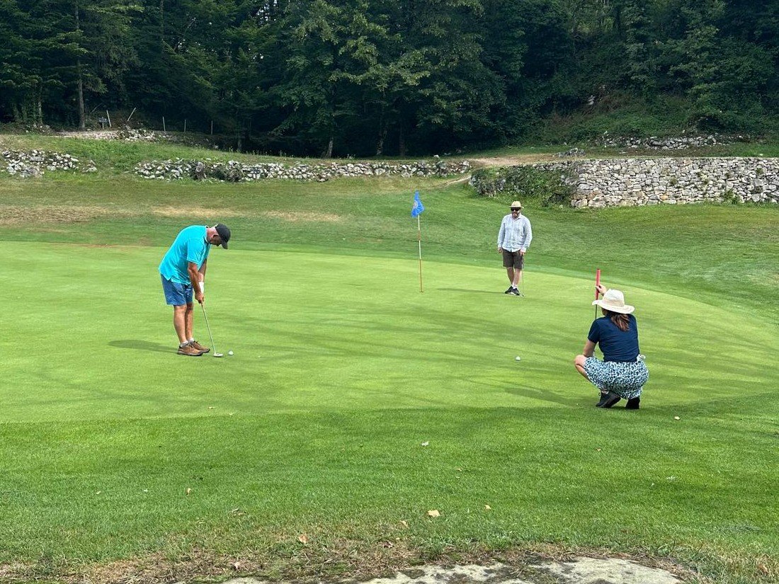 Original photo of the mountain landscape at Golf du Lac d'Annecy